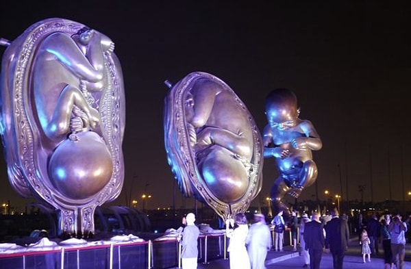 Серия скульптур рассказывает обо всех этапах развития эмбриона в утробе.