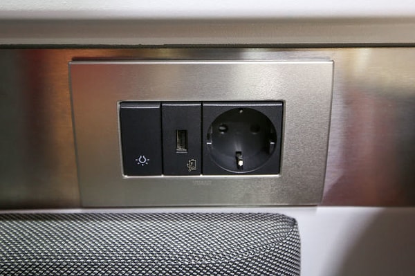 11. И розетки с USB-разъемами.