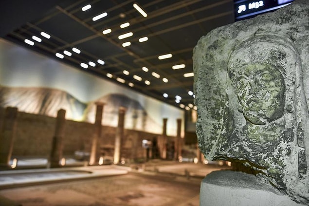 Yaklaşık 5,5 yıl süren görüşmeler sonucu bakanlık ve üniversite arasında Zeugma mozaiklerine ait 12 parçanın Türkiye’ye getirilmesine ilişkin protokol imzalandı.