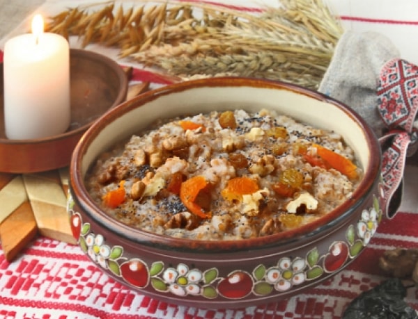 3. Как называется сваренная из целых зерен  пшеницы ритуальная или рождественская каша с добавлением меда, сахара, изюма, мака и даже варенья.