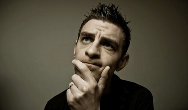 9. Настоящее имя этого писателя - Иехиел-Лейб Файнзильберг. Поэтому неудивительно, что он взял короткий и звучный псевдоним, под которым мы всего и знаем.