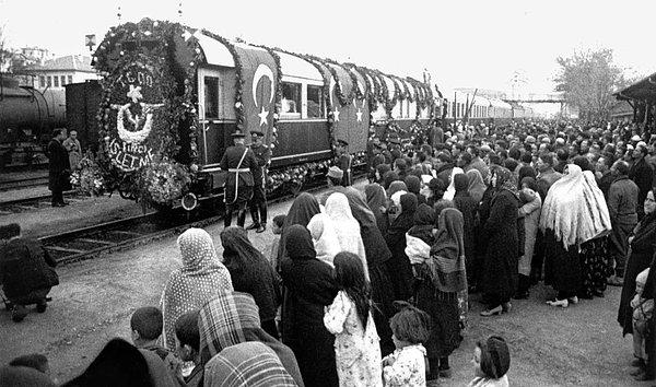 1. 19 Kasım 1938'te Atatürk'ün naaşı, Dolmabahçe'den Ankara'ya doğru hazin bir yolculuk eşliğinde getirildi.
