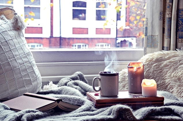 10. Pencere önünde kahve içip kitap okumak evdeki en büyük etkinliklerinden biridir. Her ne kadar bu davranışları nedeniyle yazcılar tarafından tepki görseler de umurlarında değildir...