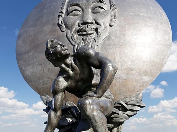 7. В честь кого установлена эта необычная композиция?