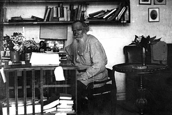 4. Где Толстой провел большую часть своей жизни?