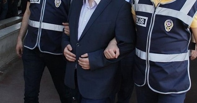 Polis tarafından gözaltına alınan Hakar A., emniyetteki sorgusunun ardından sevk edildiği adliyede, çıkarıldığı mahkemede tutuklandı.