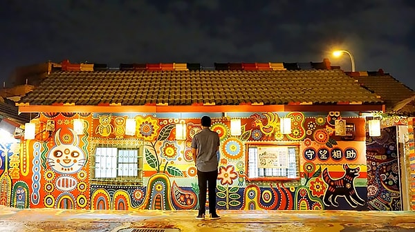 5. Работы Хуана быстро привлекли внимание людей с разных точек планеты, отчего его деревня стала одной из самых посещаемых туристических достопримечательностей города Тайчжун.