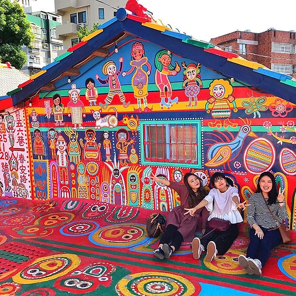 10. Любопытно то, что до того, как приступить к разрисовыванию домиков, Хуан никогда раньше не работал в качестве художника. Когда ему было 3 года, отец научил его рисовать, но не профессионально.