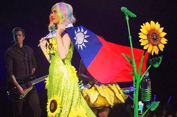 Ayçiçeği bir anti-Çin sembolü olarak görülüyor. Şarkıcı bir konserinde ayçiçekleri olan bir elbise giyip omzuna Tayvan bayrağı asınca Çin'e girişi yasaklandı.