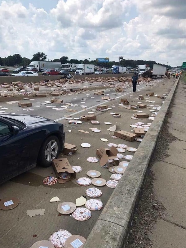 2. Сотни замороженных пицц на дороге