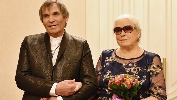 Влюбленных, конечно же, поздравили группа "На-На" и многочисленные родственники.