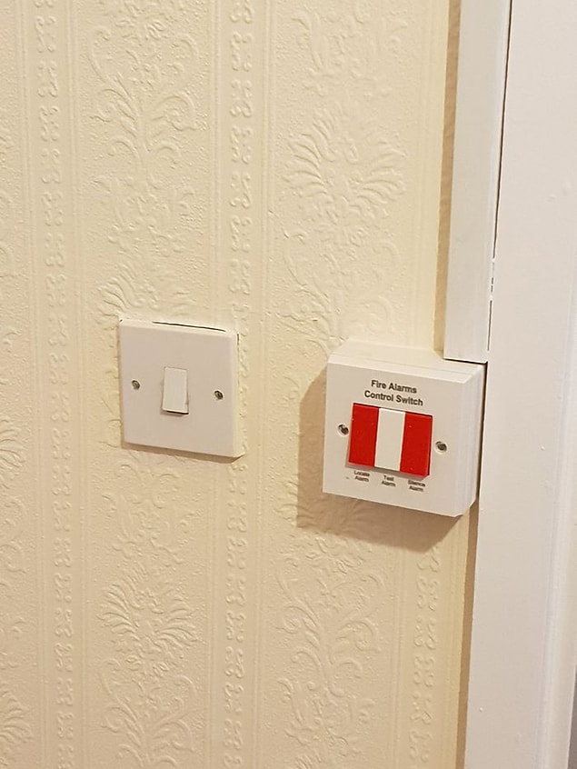 17. Yangın alarmı kontrol düğmesini, banyo lambasının düğmesinin hemen yanına koymak: