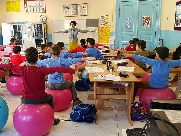 13. Öğrencileri dikkatini toplayabilsin diye bankları kaldıran ve yerine pilates topu koyan Başak Öğretmen