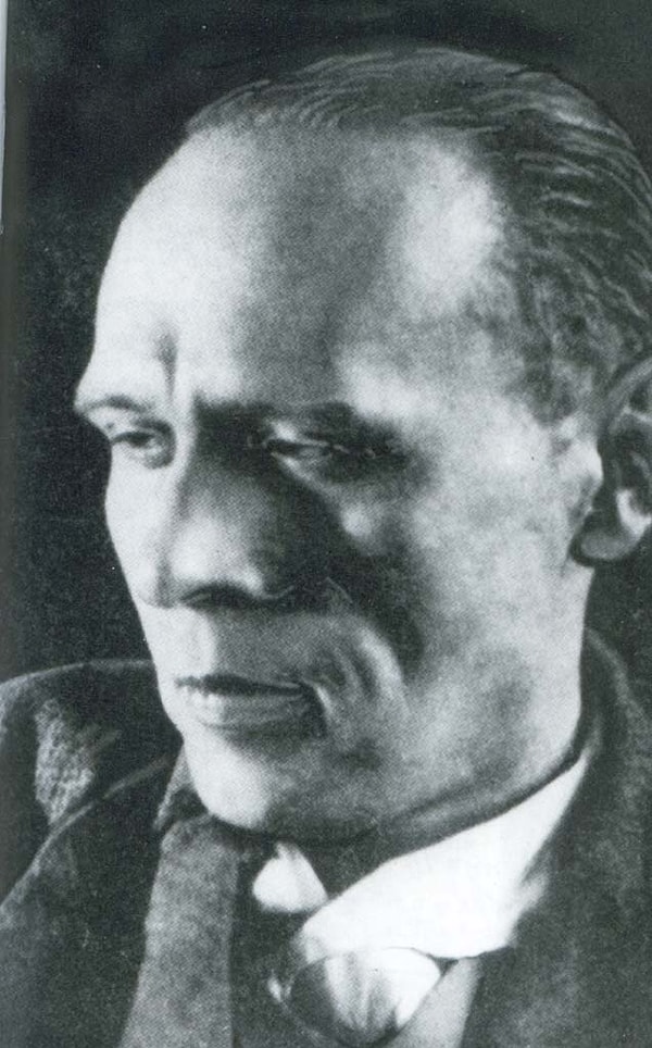 13. Какую фамилию взял себе Даниил Ювачев?