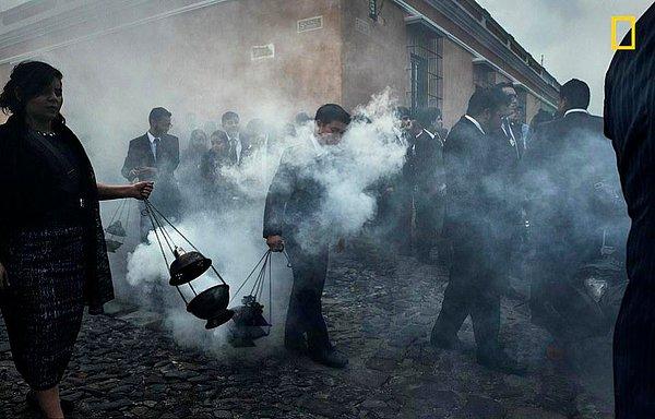 Amerikalı fotoğrafçı Buck Holzemer, her yıl 1 Kasım'da Guatemala'nın Antigua sokaklarında kutlanan 'Day of the Dead' gününden böyle etkileyici bir kare yakaladı.