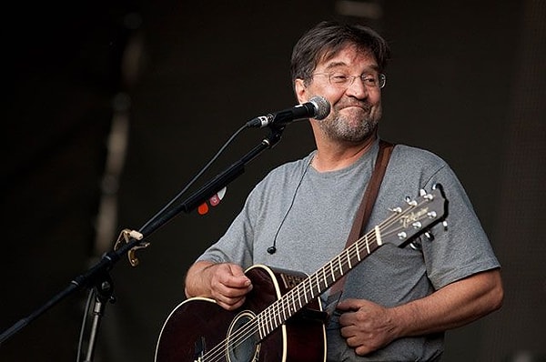 13. Какой город солист группы "ДДТ" Юрий Шевчук называет "черным псом"?