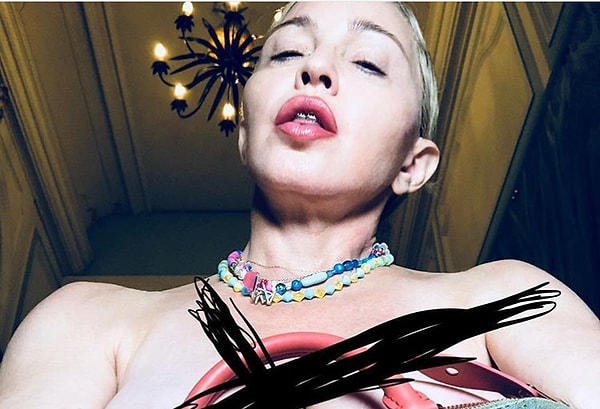 11. Мадонна решила не отставать от молодежи и тоже примерила на себя новый аксессуар