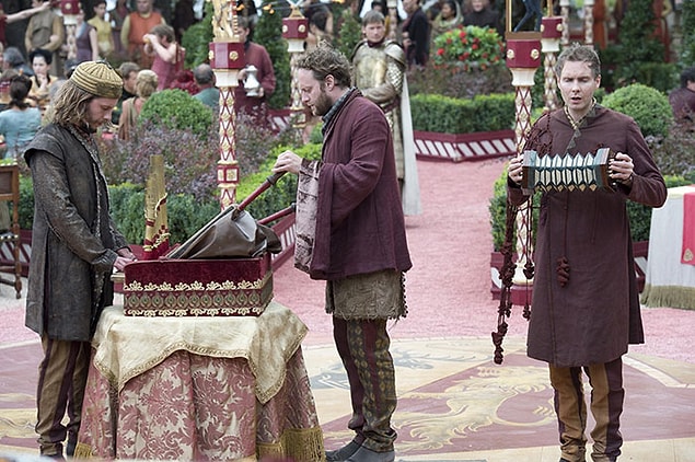 39. Yapımcı Benioff, başlangıçta dizinin jenerik müziğinin, Lannister hanesine ait olan ''The Rains of Castamere'' olmasını istemiş ancak D.B. Weiss buna karşı çıkmış.