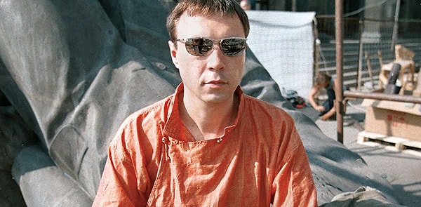 2. "Счастье — это термин, который объясняет сам себя. Возможно, это народная этимология, но 'счастье' — это от слова 'сейчас'. Счастье — это когда ты целиком в сейчас, а не где-то еще. Если отбросить физическую боль, все наши страдания сфабрикованы умом из мыслей о прошлом и будущем. Но там всегда будет достаточно материала, чтобы сделать нас несчастными, потому что в будущем — смерть, а в прошлом — все то, что сделало ее неизбежной. Несчастье — 'не-сейчастье' — это состояние ума, констатирующего, что жизнь не удалась вчера и вряд ли удастся завтра. Если забыть про это, оказаться там, где ты есть, и, как выразился Набоков, 'узнать свой сегодняшний миг' — это и есть счастье, которое практически всегда доступно"