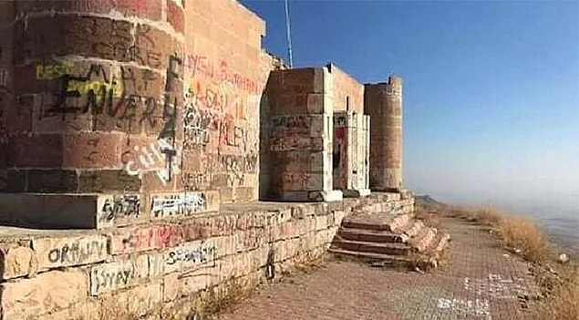 Selçuklu hükümdarlarının dinlenme yeri olarak bilinen 776 yıllık Hızır İlyas Köşkü de bu insanlardan nasibini aldı.