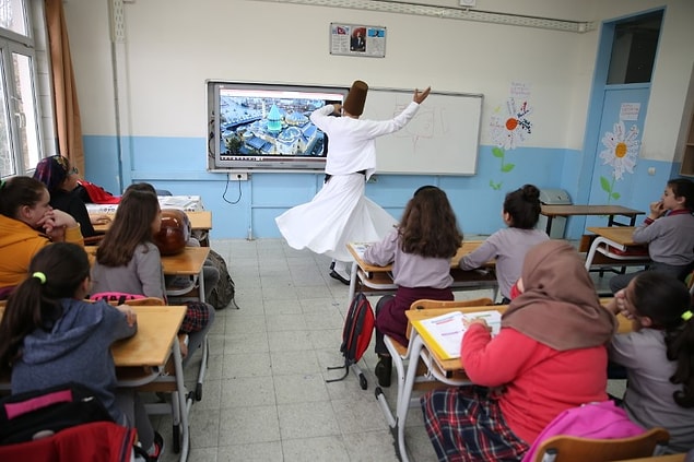 "Çok iyi etkinlikler yaptırıyor, aklımızda kalıcı olmasını sağlıyor. Normal kitaptan da ders işleyebiliriz ama o yorulmuyor, bıkmıyor, bizimle iyi ders işliyor. Bu, bizim öğrenmemizi de sağlıyor. Kitaptan okuyunca unutabiliyoruz ama Erhan Hoca böyle kıyafetlerle etkinliklerle gelince daha akılda kalıcı oluyor."