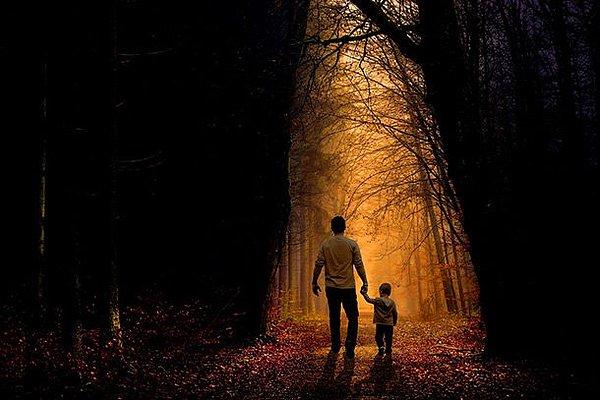 17. Bir gün baba ve 7 yaşındaki oğlu ağaçlık bir alanda yürüyorlarmış ve etraf çok sessizmiş. Çocuk demiş ki, ''Ağaçlar bir kurban istiyor.''