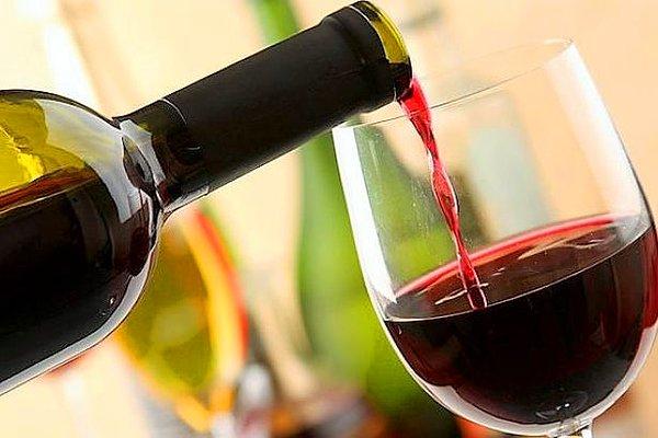 Bir kadeh şarap tüketmek beyne son derece iyi geliyor. Serbest radikallerin saldırısına karşı beyninizi en güzel taze sebzeler ve şarap korur...