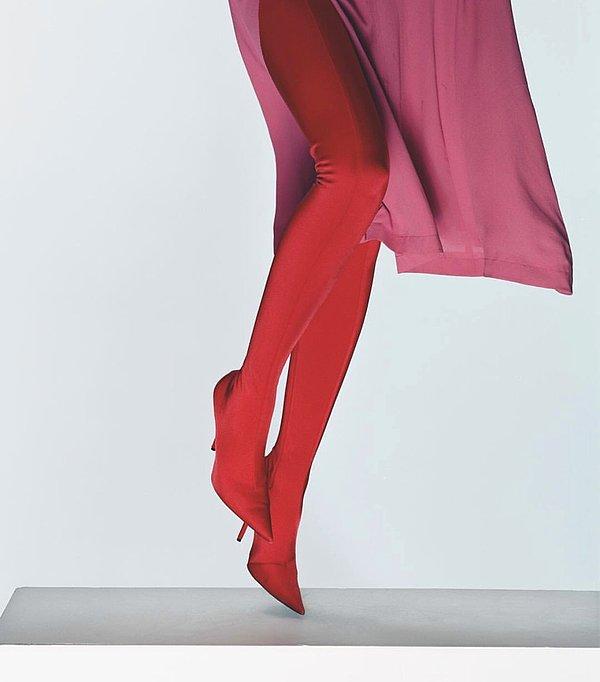 Kırmızı çorap formlu Balenciaga çizmeler, 1400 dolar yani 7.400 lira.