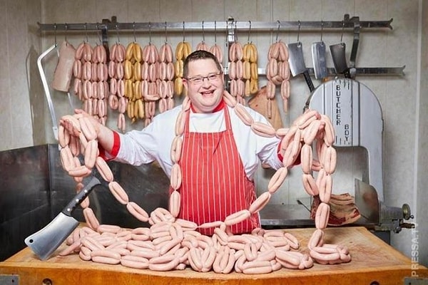 7. Ирландский мясник по имени Барри Джон Кроу смог всего за одну минуту создать 78 колбасок