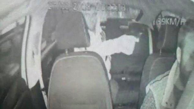 Araçla bir süre yolculuk yapan şüpheli silahını çıkararak taksi şoförü Elçi'nin başına ateş etti.