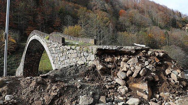 Yöre halkı tepkili: "Selin yıkamadığı köprüyü yıktılar"