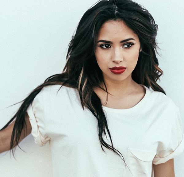 7. Из какой страны эта девушка?