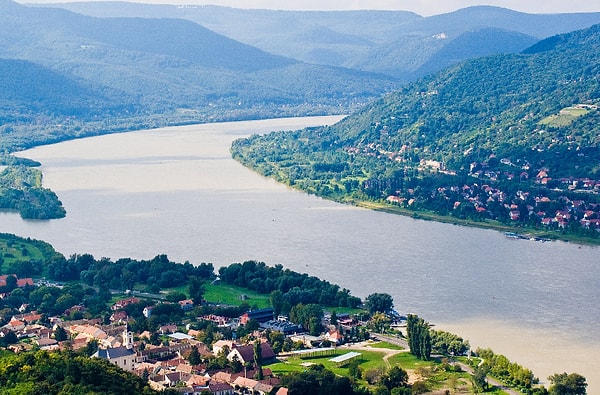 3. Какой из этих городов НЕ стоит на реке Дунай?