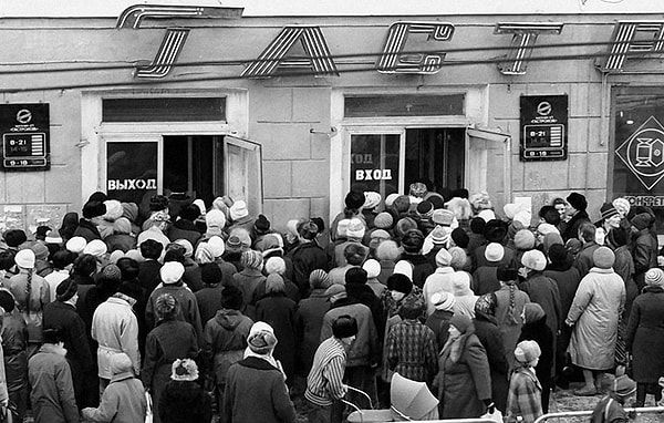 3. Очереди - одни из символов советской эпохи. Давайте представим, что вы полдня простояли у мясного прилавка, и когда все же дождались своего часа, выяснилось, что остались одни кости, да и те дают не больше 1 кг на руки. Что будете делать?