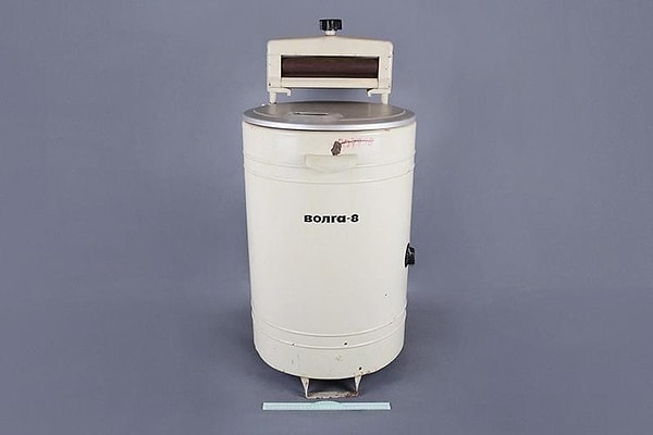 6. А вот еще одно чудо советской техники. Советские женщины прекрасно обходились без него, тогда как почти у каждой современной хозяйки он есть. Что это?