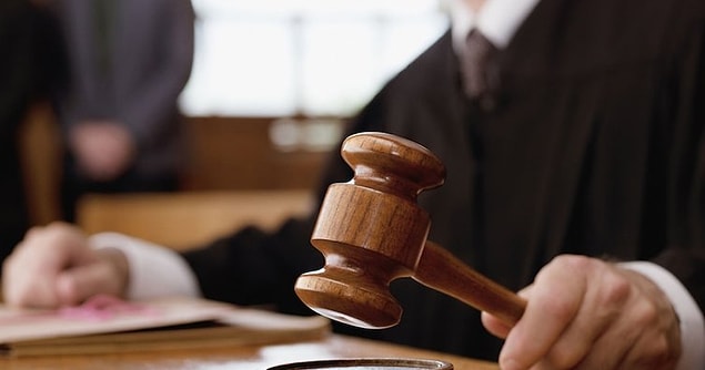 Fakat en acısı da mahkeme sürecinde hakimin Songül'den tecavüze uğradığını ispatlamasını istemesi oldu. Defalarca Adli Tıp'a bekaret testi için gittiğinde eline "bakire" raporunu verip gönderdiler.