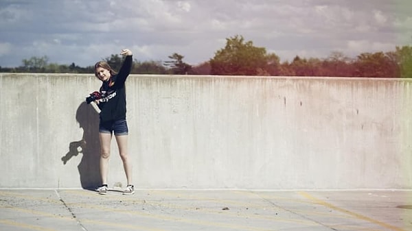 2. Тень девушки выглядит так, словно она делает фото