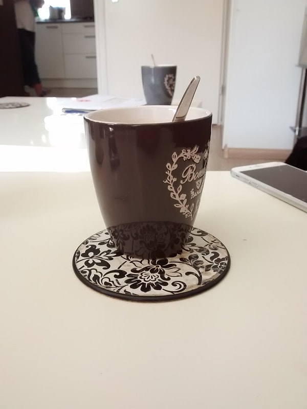 15. Из-за коврика можно подумать, что кружка прозрачная...