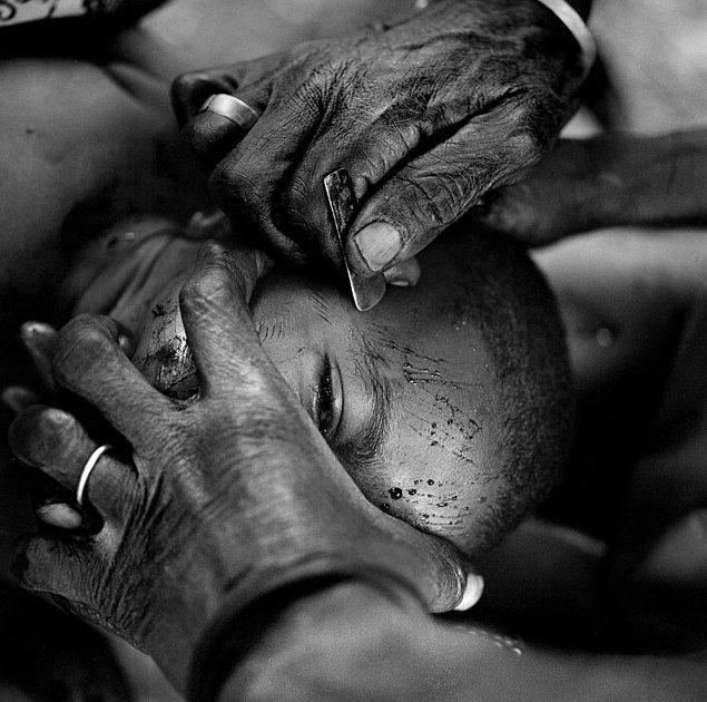 Benin'de, yüzleri keserek yapılan bu nişanların, çocukları atalarıyla bütünleştirdiği düşünülüyor.