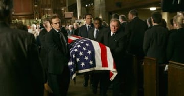 17. ''The West Wing''de Leo McGarry'nin cenaze sahnesi.