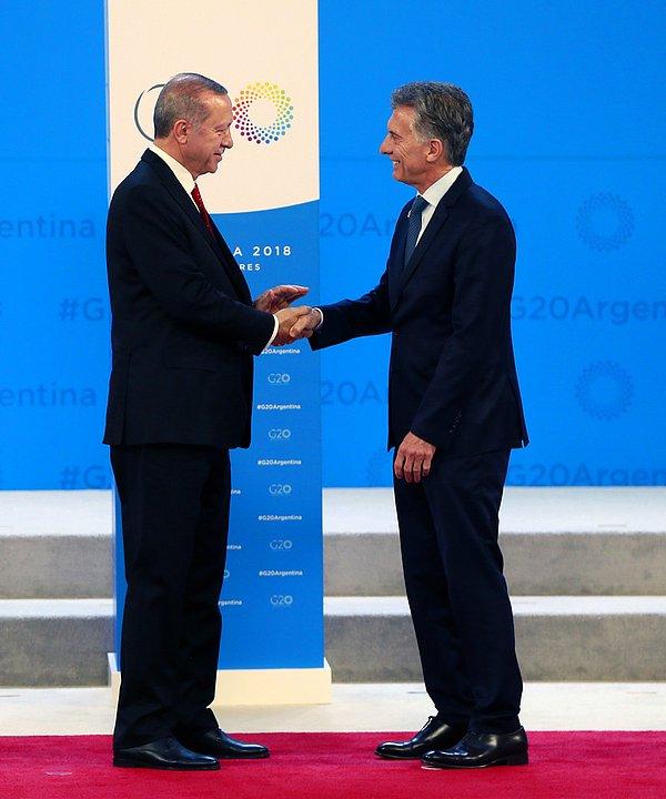 Başkent Buenos Aires'de gerçekleşen zirvede, Arjantin Devlet Başkanı Mauricio Macri, konuklarını Costa Salguero Fuar Alan'ında tokalaşarak karşıladı.