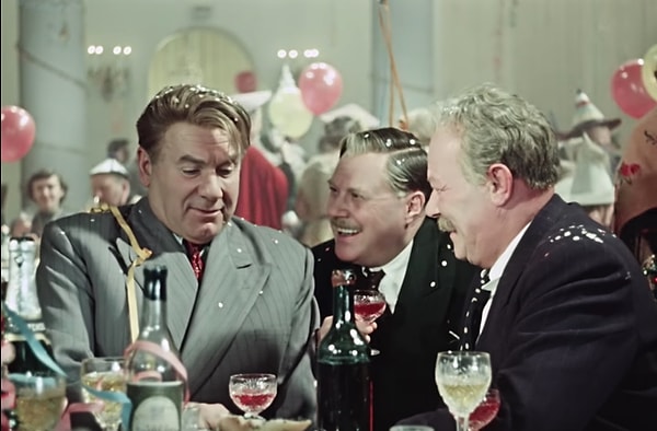 1. "Зелёною весной Под старою сосной с любимою Ванюша прощается..."