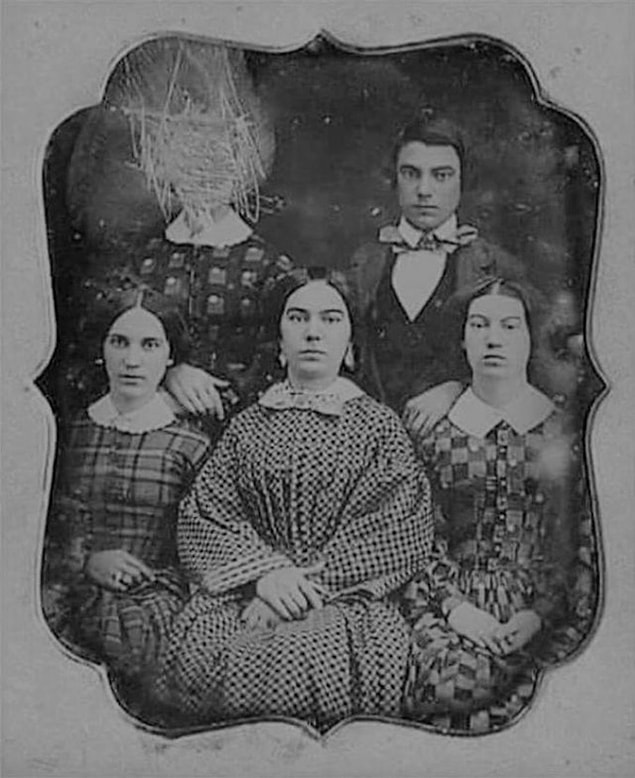 Kimileriyse fotoğrafı kazıyor ya da delik deşik ediyor.