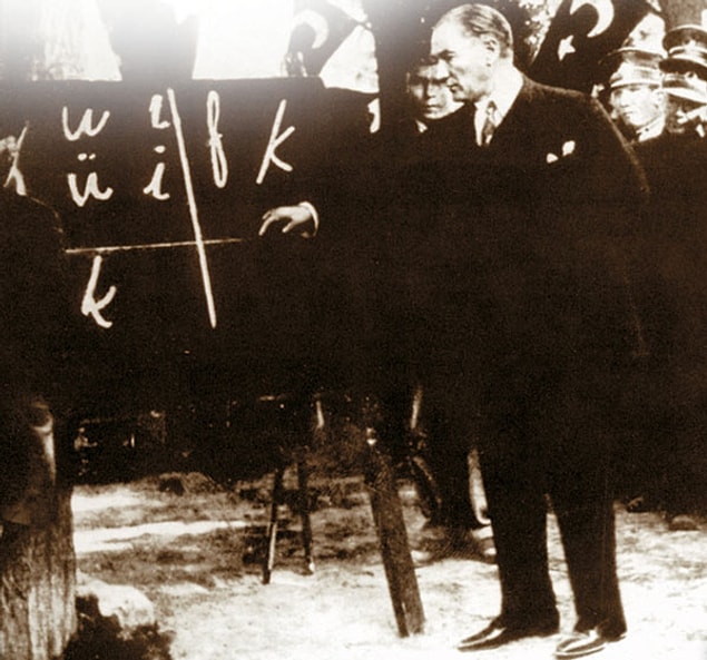 6. 1 Aralık 1928'te yılında ise, yeni Türk harflerinin kullanımı yürürlüğe girdi.