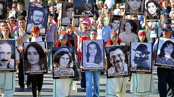 1997'de Sivas'taki Madımak Oteli'nde, 37 aydının yakılması olayıyla ilgili yargılanan 99 sanığın 33'ü ölüm cezasına çarptırıldı.