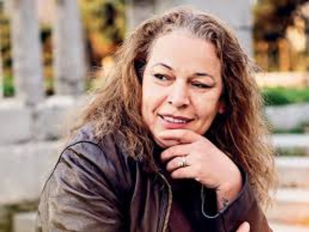 16 yaşında yurttan ayrılınca ailesinin yanına dönmek zorunda kalıyor Ayşe. İşte o zaman amcasının kızı Şengül "Evet, Ayşe'ye babam tecavüz etti" diyor aileye. Değişen bir şey oluyor mu peki? Hayır...