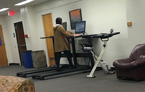 10. Bir üniversitenin kütüphanesinde öğrencilerin aynı anda hem spor hem de çalışma yapmasını sağlayan bilgisayarlı bir koşu bandı var.