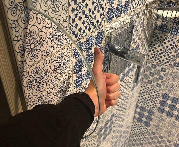 13. Islanmadan suyu ayarlamanızı sağlayan delikli bir duşa kabin kapısı.