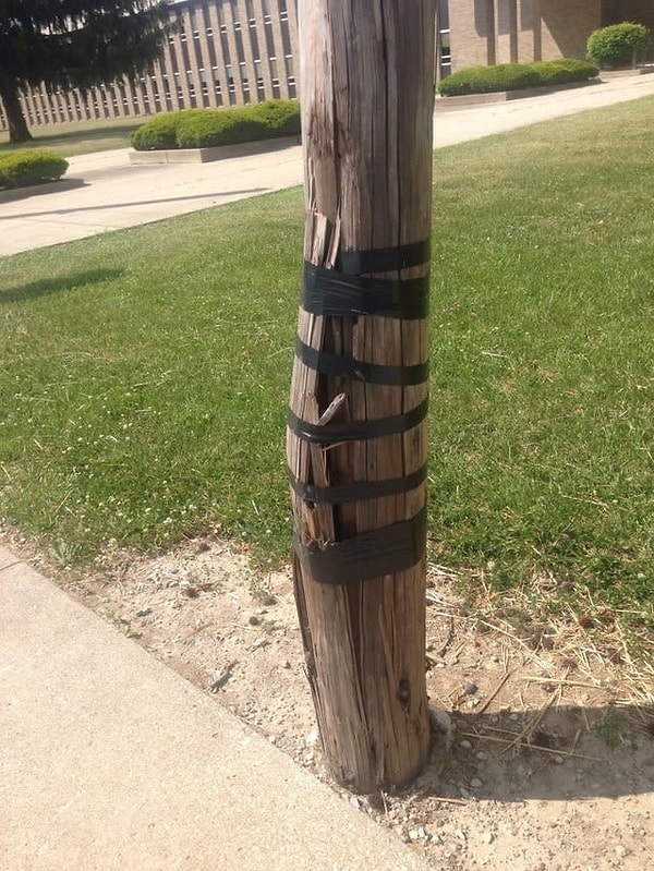 10. Кажется, этот телефонный столб собирается упасть. Хм, починим его с помощью клейкой ленты!