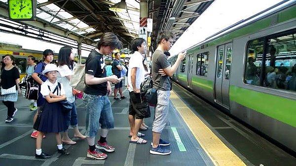 Bağımsızlık duygusunu geliştirmeye odaklanan Japonlar, çocuklarının yalnız başına metroya binmelerine ya da kalabalık caddelerde yürümelerine izin veriyorlar.